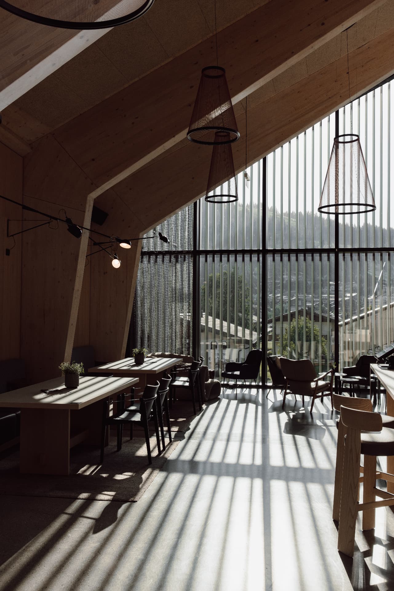 Lounge mit warmem Licht und Blick auf die Berge bei dips & drops in Flachau